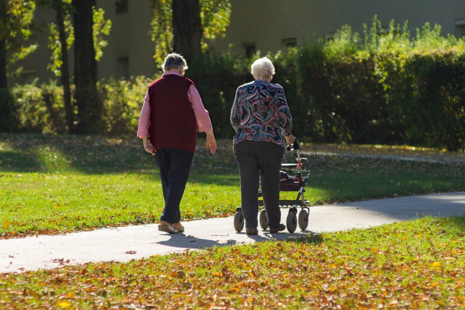 Älteres Paar beim Spaziergang
