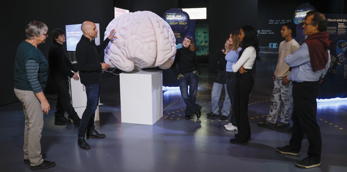 Führungsangebote und Diskussionsrunden ergänzen die Ausstellung. © Bernisches Historisches Museum, Bern. Foto: Stefan Wermuth