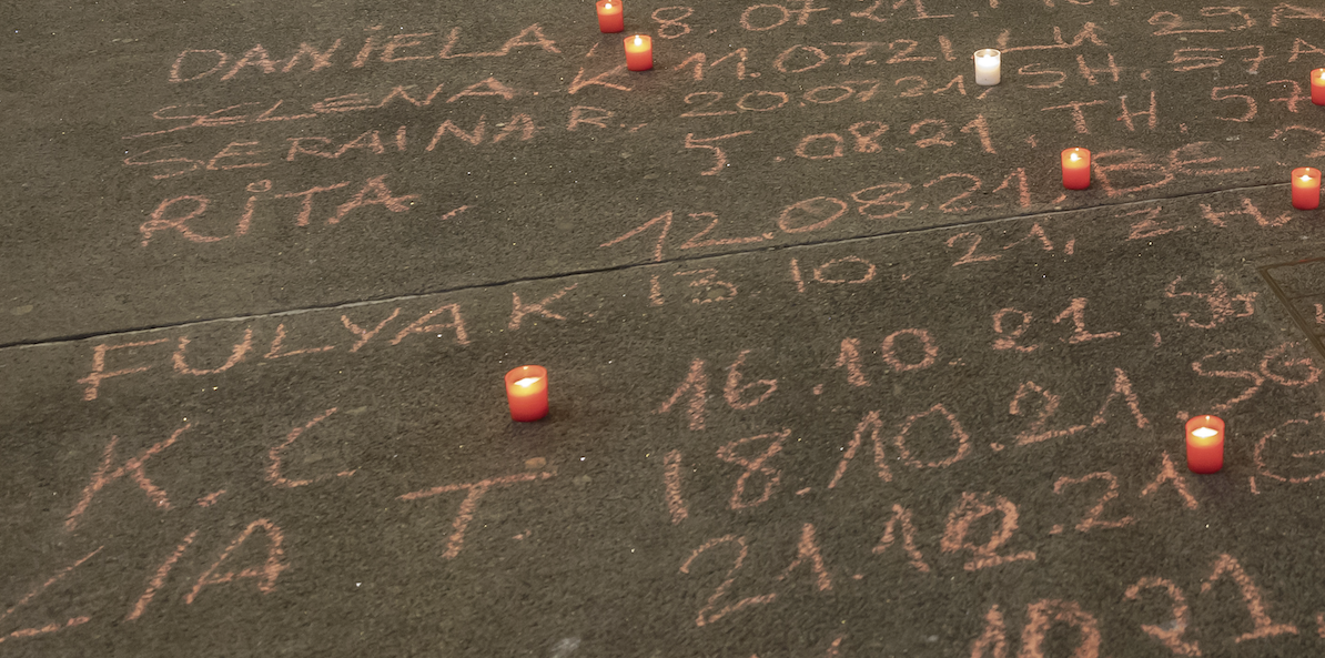 Namen am Boden mit Kreide geschrieben