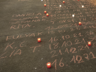 Namen am Boden mit Kreide geschrieben