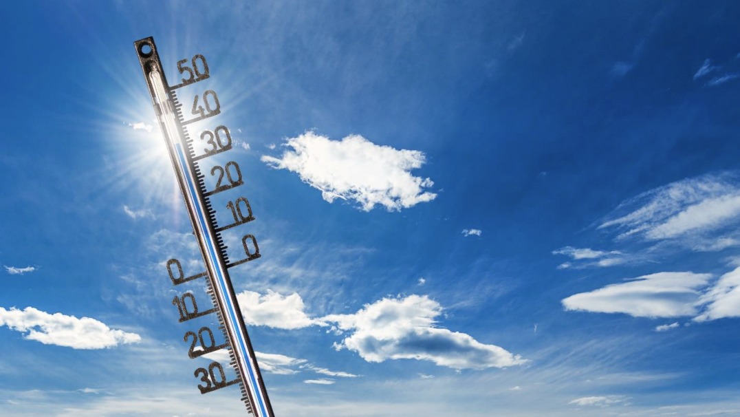 Thermometer in gleissender Sonne zeigt hohe Temperatur an.