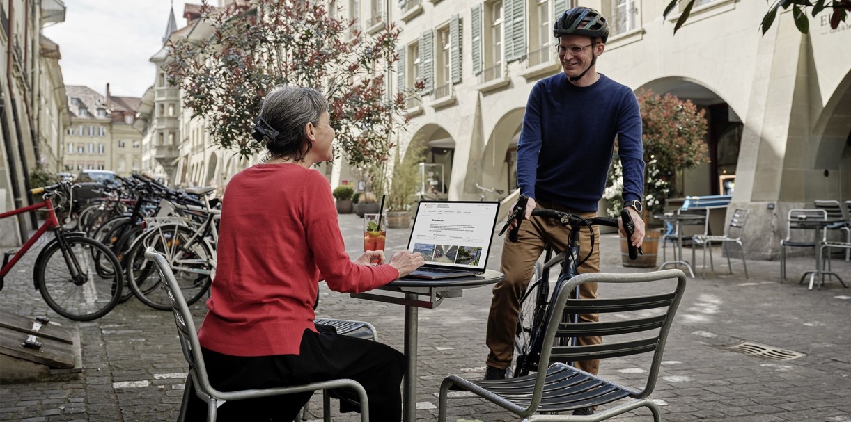 Stadt, Velofahrer, Gespräch mit einer Frau im Cafe