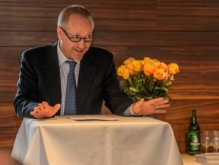 Mann, Stehpult, Rede