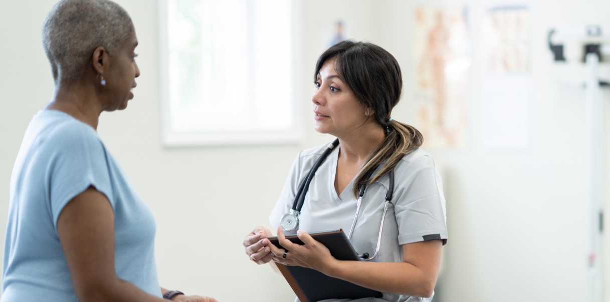 Ärztin untersucht Patientin