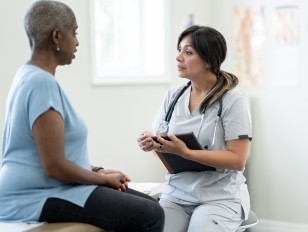 Ärztin untersucht Patientin