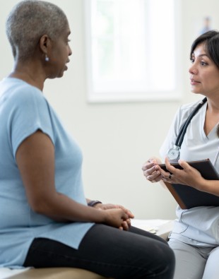 Ärztin untersucht Patientin