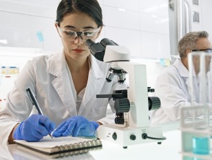 Forscherin im Labor