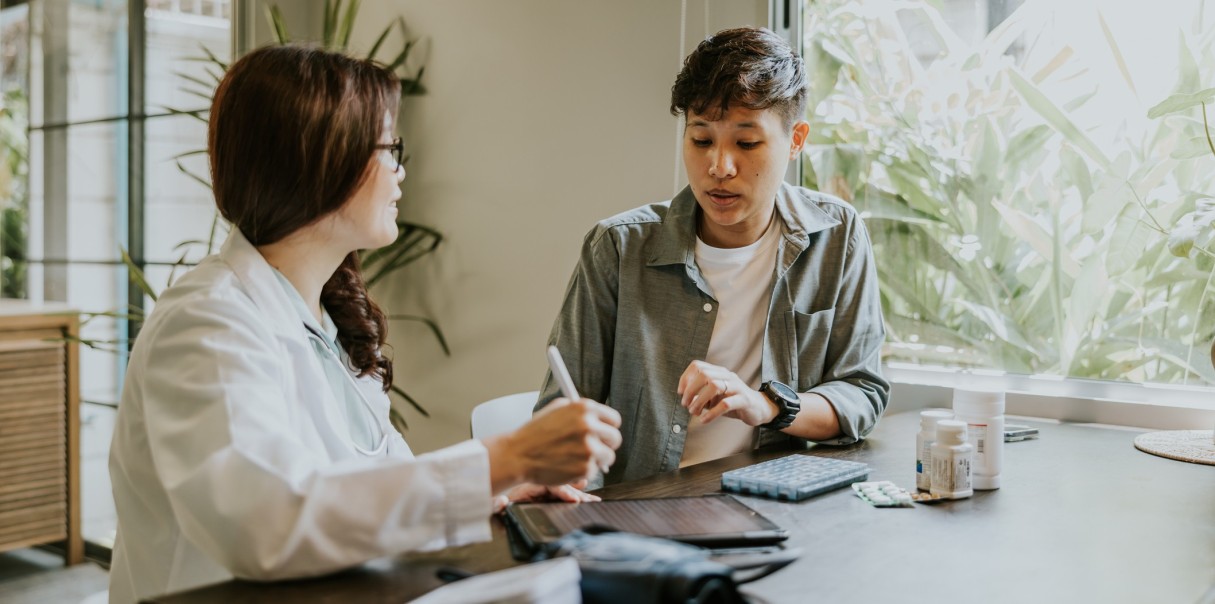 Trans Person bei Ärztin