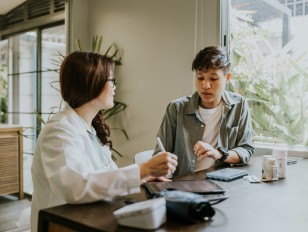 Trans Person bei Ärztin