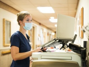 Pflegefachfrau Spital Laptop Arbeit