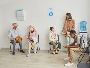 Menschen Pandemie Wartezimmer Masken