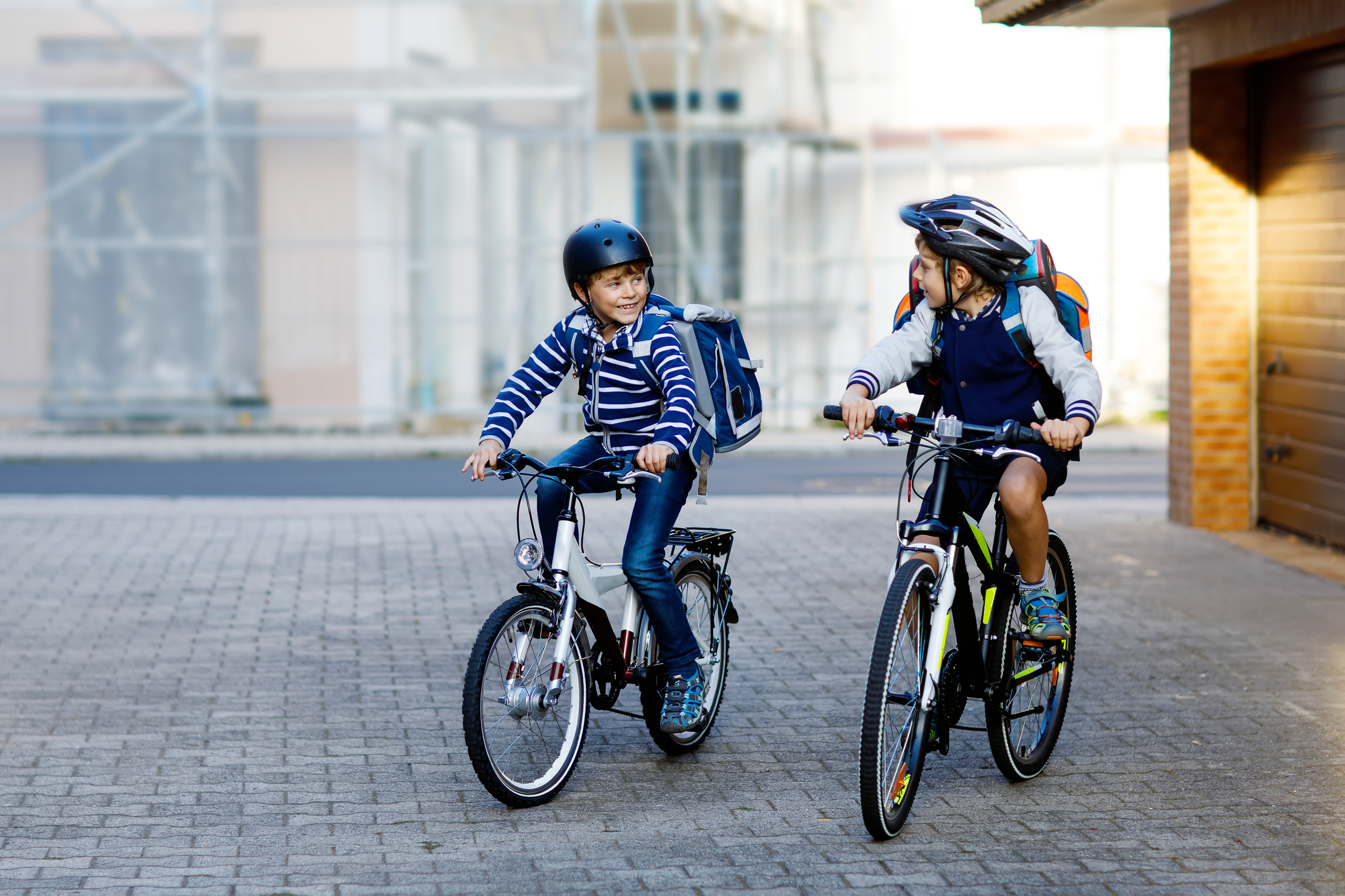 The children are riding bikes. Велосипедист подросток. Мальчишки на велосипедах. В школу на велосипеде. Подрости на велосипеде.