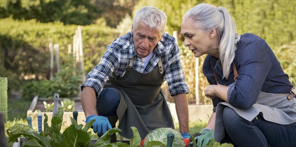 Mann und Frau im Garten